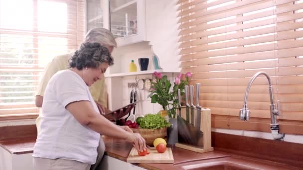 Ein Älteres Asiatisches Paar Schneidet Tomaten Die Zutat Für Die — Stockvideo