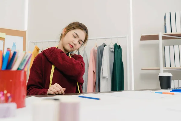 Magnifique créatrice de mode asiatique professionnelle qui travaille avec des croquis en tissu et dessine des vêtements au studio. Mode de vie femme concept de travail . — Photo