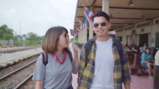 Viajante Asiático Mochila Casal Conversando Juntos Enquanto Caminhando Esperando Trem — Vídeo de Stock