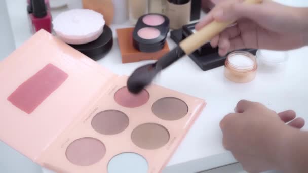 Hermosa Mujer Asiática Usando Polvo Maquillaje Espejo Delantero Mujer Feliz — Vídeos de Stock