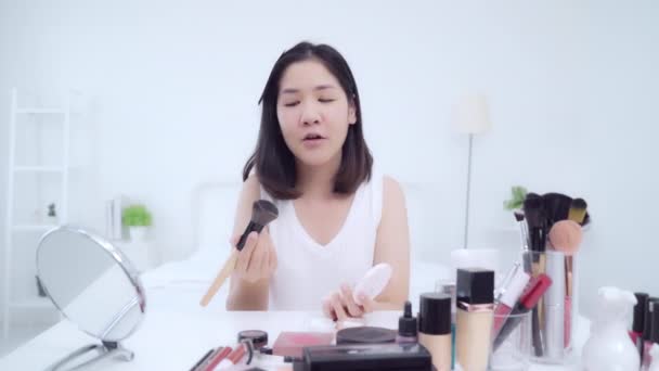 Beauty Blogger Presenta Cosmetici Bellezza Seduti Davanti Alla Fotocamera Registrare — Video Stock