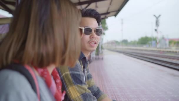Traveler Asian Plecak Para Siedzi Ławce Podczas Oczekiwania Pociągu Młoda — Wideo stockowe