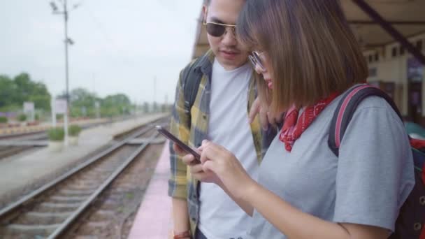 Asiatico Zaino Coppia Stazione Ferroviaria Giovane Dolce Coppia Turista Zaino — Video Stock