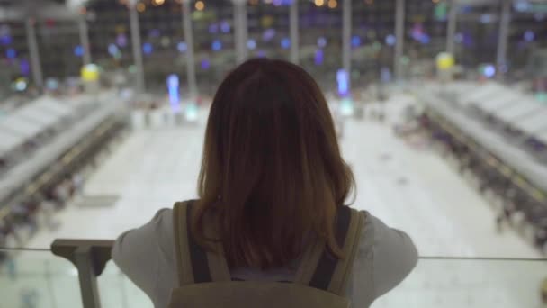 Zeitlupe Junge Asiatische Backpackerin Die Der Terminalhalle Geht Während Sie — Stockvideo