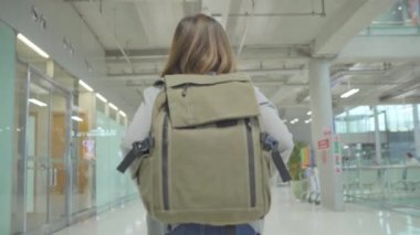 Genç Asyalı backpacker kadın turist Terminal salonunda Uluslararası Havaalanı Kalkış kapısında yatılı uçuş olacak yürüyüş. Yaşam tarzı sırt çantası turizm seyahat tatil kavramı.