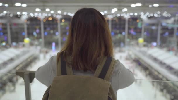 Junge Asiatische Backpackerin Schaut Sich Der Terminalhalle Während Sie Abflugsteig — Stockvideo