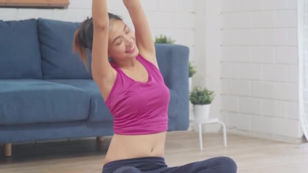 Mujer Asiática Joven Practicando Yoga Salón Atractiva Hermosa Mujer Haciendo — Vídeos de Stock