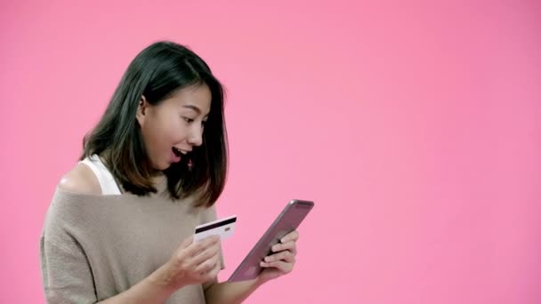 Jeune Femme Asiatique Utilisant Tablette Achetant Des Achats Ligne Par — Video