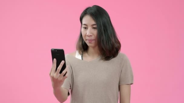 Jeune Femme Asiatique Utilisant Smartphone Vérifier Les Médias Sociaux Sentant — Video