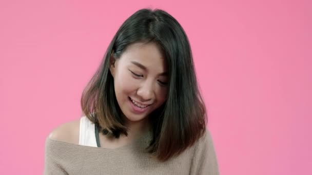 年轻的亚洲妇女使用智能手机购买网上购物的信用卡感觉快乐微笑在休闲服装在粉红色的背景工作室拍摄 快乐微笑可爱的快乐女人欢欣鼓舞成功 — 图库视频影像
