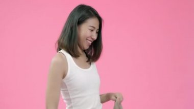 Genç güzel moda Asyalı kadın pembe arka plan stüdyo çekim üzerinde rahat giysiler giyiyor. Mutlu gülümseyen sevimli mutlu kadın başarı sevinir.