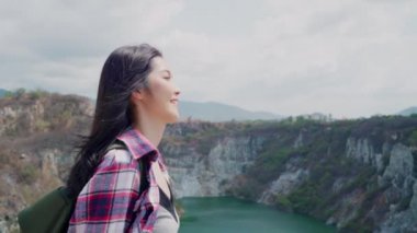 Yavaş hareket - Hiker Asya backpacker kadın dağın zirvesine yürüyüş, Kadın yürüyüş macera özgürlük duygu onu tatil keyfini çıkarın. Yaşam tarzı kadınlar seyahat ve serbest zaman kavramı dinlenmek.