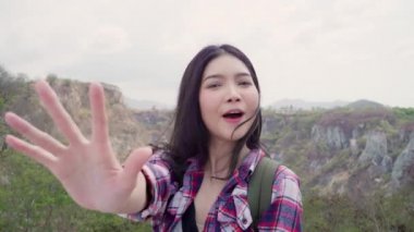 Blogger Asya backpacker kadın dağ üstünde vlog video kayıt, genç kadın mutlu cep telefonu kullanarak vlog video yürüyüş macera tatil keyfini çıkarın. Yaşam tarzı kadın seyahat ve dinlenme kavramı.