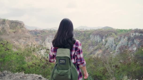 Yavaş Hareket Hiker Asya Backpacker Kadın Dağın Zirvesine Yürüyüş Kadın — Stok video