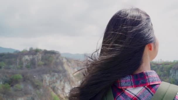 Slow Motion Hiker Asian Backpacker Woman Top Mountain Female Enjoy — Stock Video