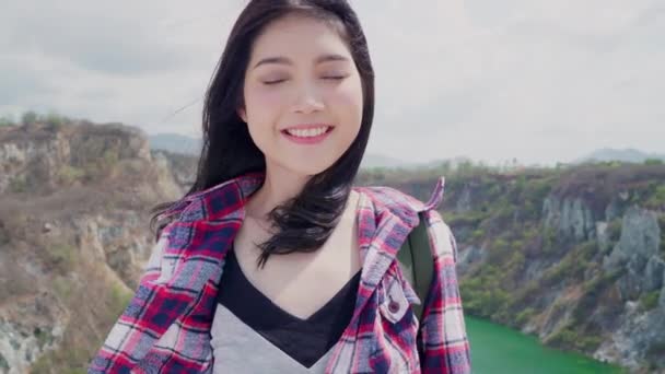 Senderista Mujer Mochilera Asiática Sentirse Feliz Sonriendo Cámara Cima Montaña — Vídeo de stock