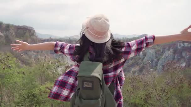 Caminhante Mulher Mochileiro Asiático Andando Para Topo Montanha Feminino Desfrutar — Vídeo de Stock