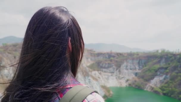 Escursionista Asiatica Zaino Spalla Donna Sulla Cima Della Montagna Femmina — Video Stock