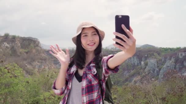 Blogger Asijský Batůžkářka Nahrávací Video Vrcholu Hory Mladá Žena Šťastná — Stock video