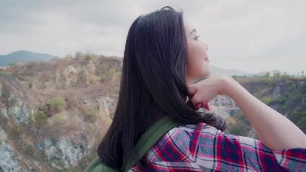 Пешеходный Азиатский Турист Женщина Вершине Горы Женщина Наслаждаться Своим Праздником — стоковое видео