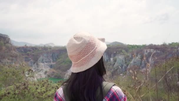 Escursionista Asiatico Zaino Spalla Donna Piedi Verso Cima Della Montagna — Video Stock