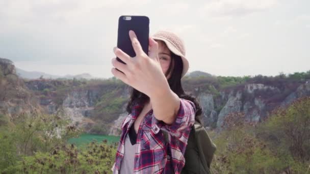 Asiatico Zaino Spalla Donna Selfie Cima Alla Montagna Giovane Femmina — Video Stock