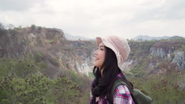 Hiker Asian Backpacker Kobieta Chodzenie Szczyt Góry Kobieta Cieszyć Się — Wideo stockowe