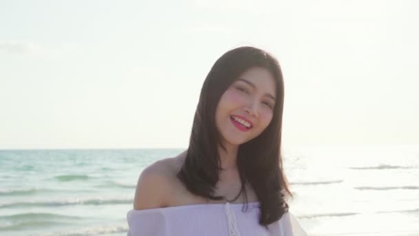 Slow Motion Młoda Azjatycka Kobieta Chodząca Plaży Piękna Kobieta Szczęśliwy — Wideo stockowe