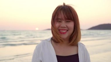 Sahilde mutlu Genç Asyalı kadın duygu, güzel kadın mutlu Relax geceleri günbatımı deniz yakın plajda gülümseyen eğlenceli. Lifestyle kadınlar Plaj konsepti seyahat.