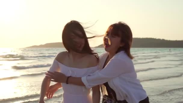 Медленное Движение Молодая Азиатская Лесбийская Пара Бегает Пляжу Друзья Женщины — стоковое видео