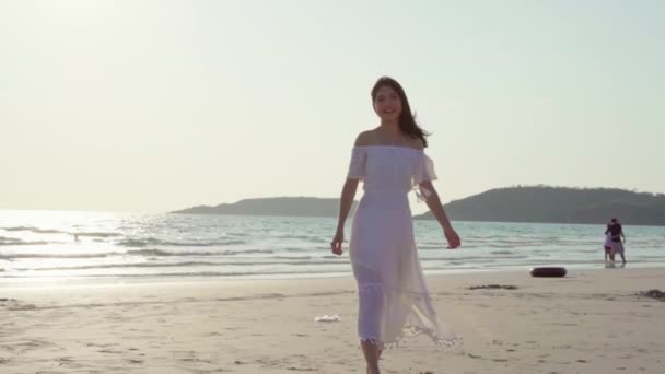 Cámara Lenta Mujer Asiática Joven Caminando Playa Hermosa Mujer Feliz — Vídeo de stock