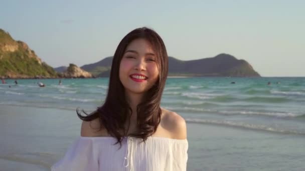 年轻的亚洲女人在沙滩上散步 美丽的女性快乐放松散步在海边的海滩 当日落在晚上 生活方式 女性旅行海滩概念 — 图库视频影像