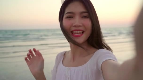 Blogger亚洲妇女记录Vlog视频在海滩上 年轻美丽的女性快乐使用手机使Vlog视频在海滩附近的海滩日落在晚上 生活方式 女性旅行海滩概念 — 图库视频影像