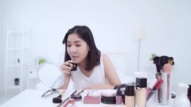 Güzellik blogger video kayıt için kamera önünde oturan güzellik kozmetik mevcut. Asyalı kadın kullanım kozmetik inceleme yapmak öğretici mutlu güzel genç sosyal ağ için canlı video yayını.