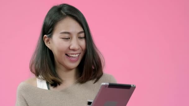 Jovem Mulher Asiática Usando Tablet Comprar Compras Line Por Cartão — Vídeo de Stock