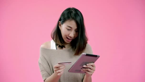 Wanita Asia Muda Menggunakan Tablet Untuk Membeli Belanja Online Dengan — Stok Video