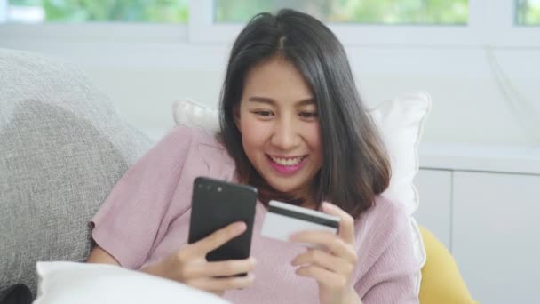 Νεαρή Χαμογελαστή Ασιάτισσα Γυναίκα Που Χρησιμοποιεί Smartphone Αγοράζει Online Αγορές — Αρχείο Βίντεο