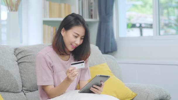 Jovem Mulher Asiática Sorrindo Usando Tablet Comprar Compras Line Por — Vídeo de Stock