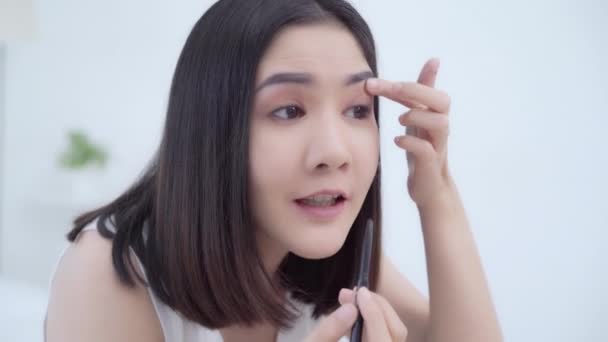 Piękno Blogger Obecnie Kosmetyki Siedzi Przodu Kamery Nagrywania Wideo Szczęśliwy — Wideo stockowe