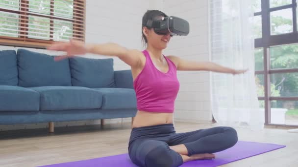 Молодая Азиатская Женщина Подросток Использующая Симулятор Виртуальной Реальности Практикующая Йогу — стоковое видео