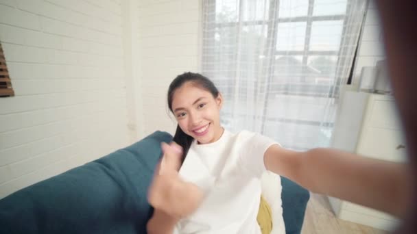 年轻的亚洲青少年妇女Vlog在家里 女性使用智能手机制作Vlog视频到社交媒体在客厅 生活方式 女人放松 在早上 在家里的概念 — 图库视频影像