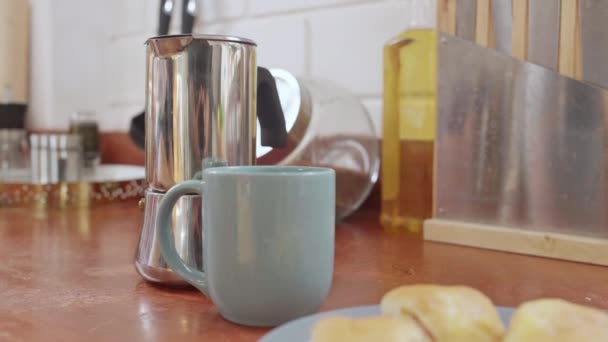 年轻的亚洲青少年妇女喝温暖的咖啡使用智能手机听音乐和检查社交在厨房在家里 生活方式 女人放松 在早上 在家里的概念 — 图库视频影像