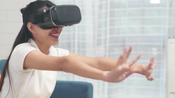 Aziatische Tiener Vrouw Met Behulp Van Bril Virtual Reality Simulator — Stockvideo