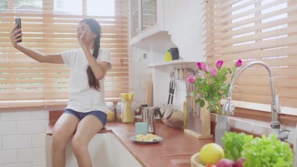 Młody Asian Nastolatek Kobieta Vlog Domu Kobieta Pomocą Smartphone Vlog — Wideo stockowe