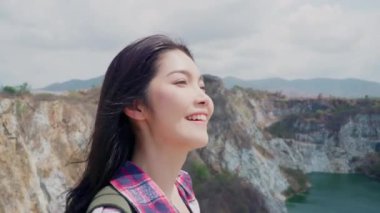 Dağ üst yürüyüş Hiker Asya Backpacker kadın, kadın yürüyüş macera duygu özgürlüğü onun tatil keyfini çıkarın. Lifestyle kadınlar seyahat ve serbest zaman konsepti dinlenmek.
