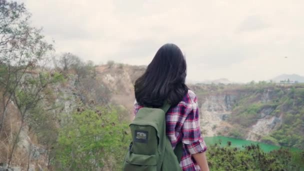 Slow Motion Wandelaar Aziatische Backpacker Vrouw Wandelen Naar Top Van — Stockvideo