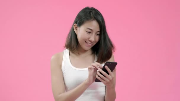 Mujer Asiática Joven Usando Smartphone Comprobando Las Redes Sociales Sintiéndose — Vídeos de Stock