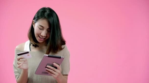 Jeune Femme Asiatique Utilisant Tablette Achetant Des Achats Ligne Par — Video