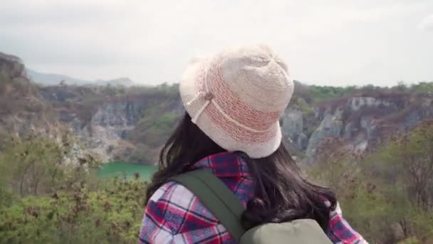 徒步旅行亚洲背包客妇女步行到山顶 女性享受她的假期徒步旅行冒险感觉自由 生活方式 妇女旅行和放松在空闲时间的概念 — 图库视频影像