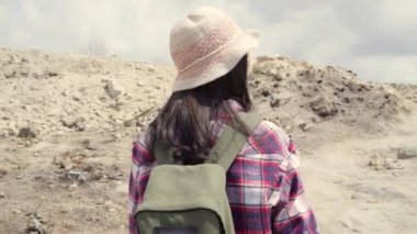 Dağ üst yürüyüş Hiker Asya Backpacker kadın, kadın yürüyüş macera duygu özgürlüğü onun tatil keyfini çıkarın. Lifestyle kadınlar seyahat ve serbest zaman konsepti dinlenmek.